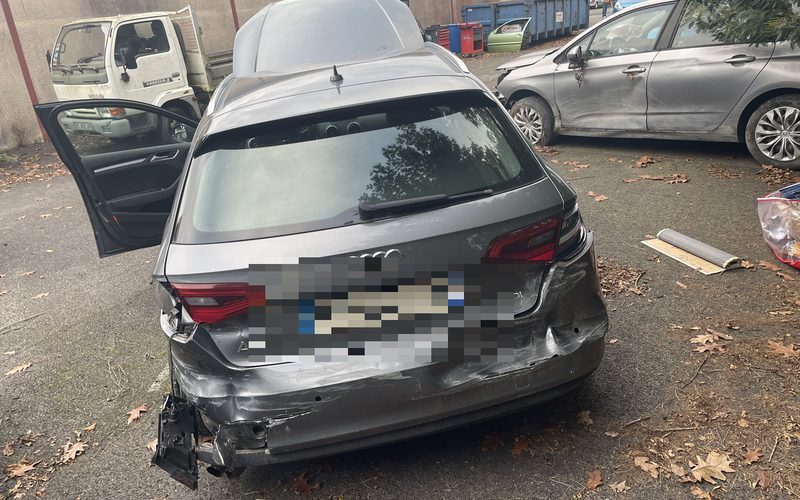 Coche cargado en una grúa después de la compra y el pago