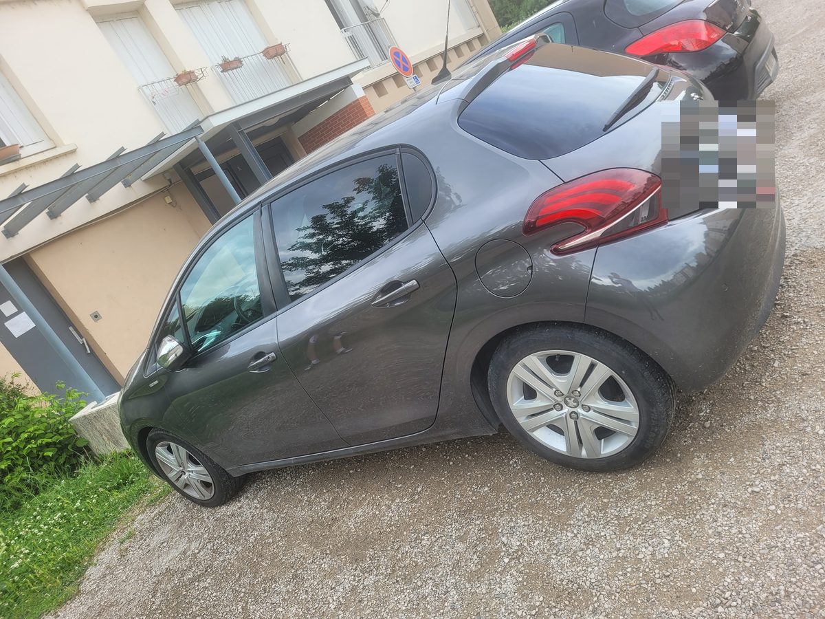 Peugeot 208 gris