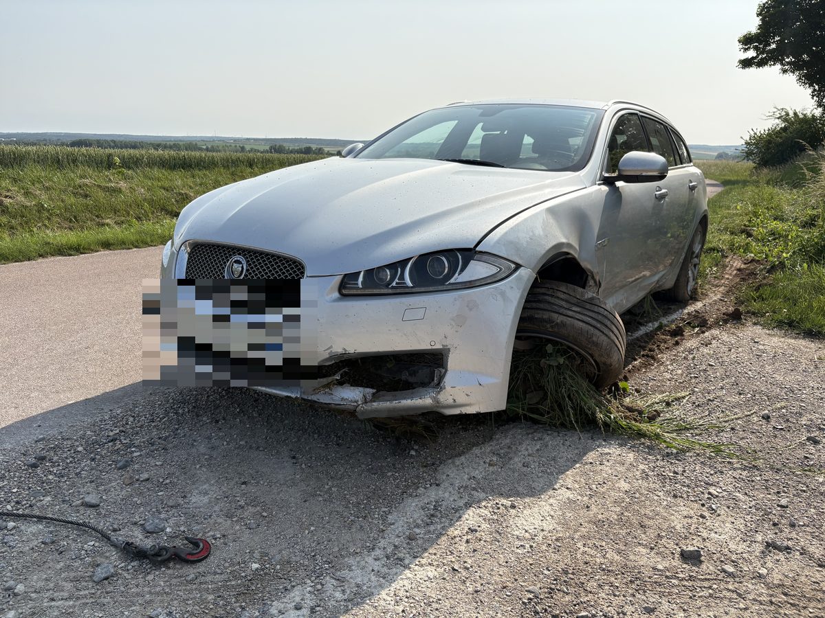Jaguar XF blanco siniestrado
