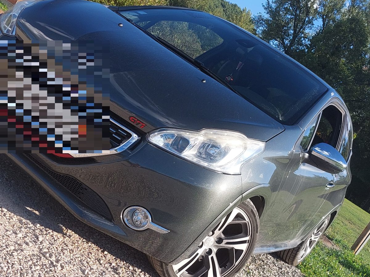 Peugeot 208 GTi gris con daños